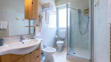 Bagno con box doccia in appartamento