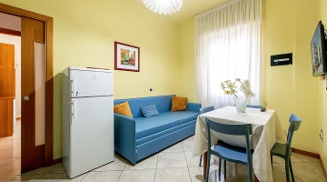 Area living in appartamento con divano