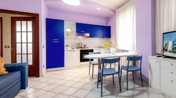 Area living con TV e cucina