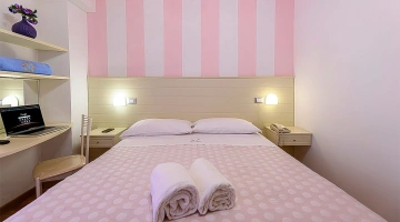 Room with double bed