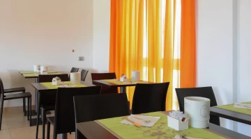 Tische zum Frühstück gedeckt