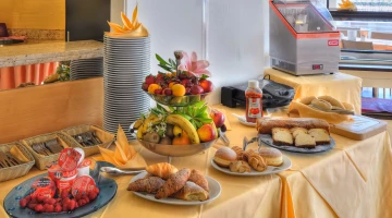 Frisches Gebäck und Obst zum Frühstück