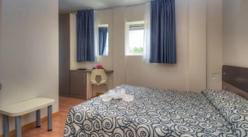 Zimmer mit Schreibtisch und Minibar