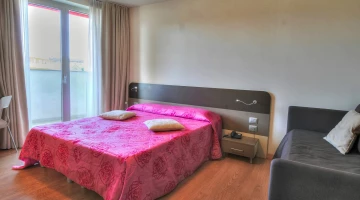 Zimmer mit Sofa und privatem Balkon