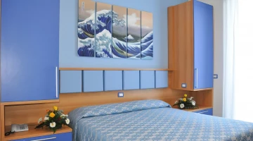 Chambre double avec placard et téléphone