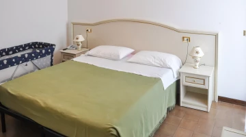 Chambre double avec lit bébé