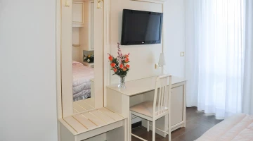 TV et bureau dans la chambre