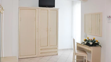 Armoire et télévision dans la chambre