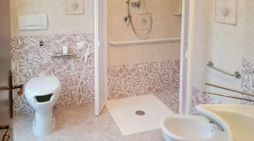 Salle de bain avec douche accessible