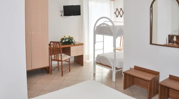 Chambre avec lit double et lits superposés