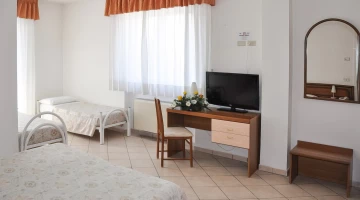Chambre quadruple avec lit double et lits simples