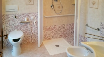 Bagno con doccia accessibile