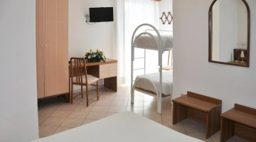 Camera con letto matrimoniale e castello