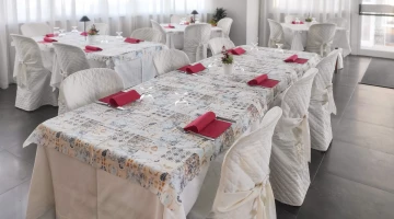 Tables dressées au restaurant