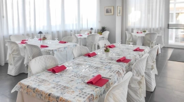 Tavoli apparecchiati al ristorante