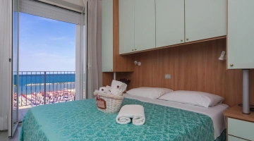 Camera con vista mare