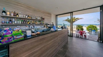 Bar con affaccio sulla spiaggia