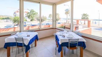 Salle de restaurant avec vue sur la mer