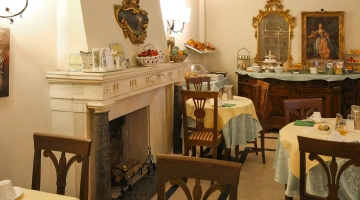 Sala colazioni allestita