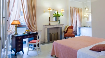 Camera matrimoniale con scrivania