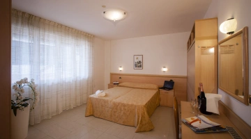 Camera matrimoniale con scrivania