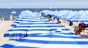 Spiaggia con lettini e ombrelloni