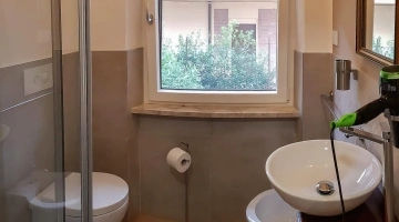 Bagno privato con box doccia e asciugacapelli