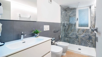 Private bathroom with shower box