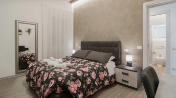 Double bedroom with private bathroom