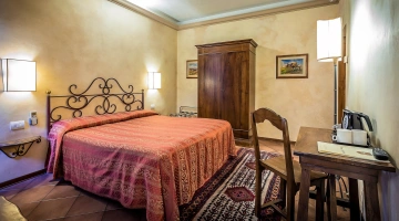 Double bedroom with desk