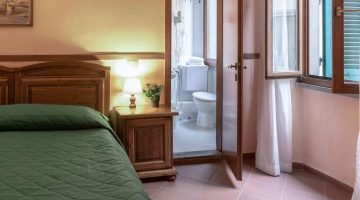 Double room with private bathroom