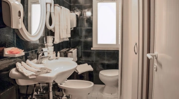 Bagno privato con phon a parete