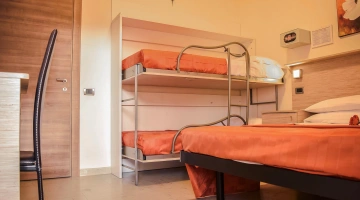 Camera quadrupla con letto a castello a scomparsa