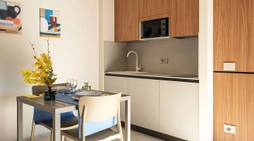 Zona living con cucina attrezzata