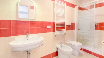 Badezimmer mit großer Duschkabine