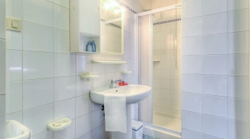 Privates Badezimmer mit Duschkabine