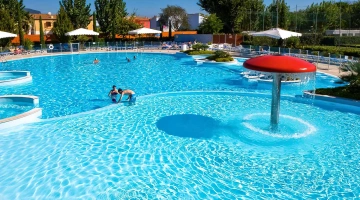 Piscine avec jeux d'eau