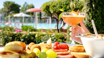 Apéritif au bord de la piscine