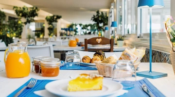 Petit déjeuner à table