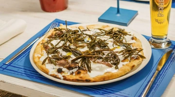 Pizza cuite au four à bois