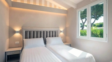 Chambre avec deux lits dans une petite villa