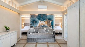 Salon dans une villa avec mobilier moderne