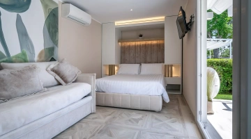 Chambre avec canapé dans une petite villa