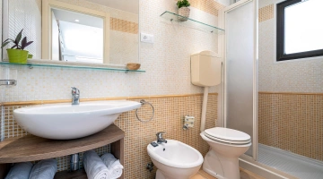 Salle de bain avec douche dans une petite villa