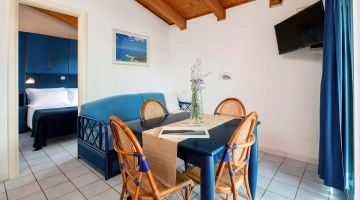 Salon avec table à manger dans une villa