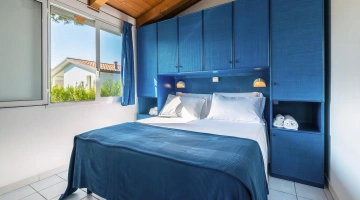 Chambre double avec placards intégrés dans une petite villa