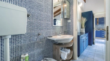 Salle de bain dans une petite villa