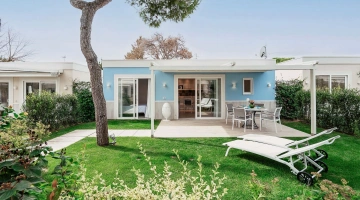 Jardin devant la villa avec chaises longues