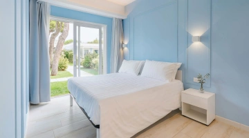 Chambre double avec porte-fenêtre dans une petite villa