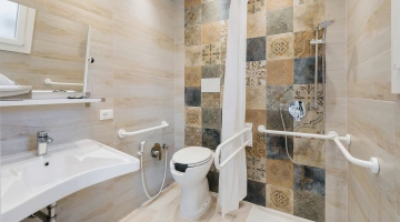 Salle de bain pour handicapés dans la villa